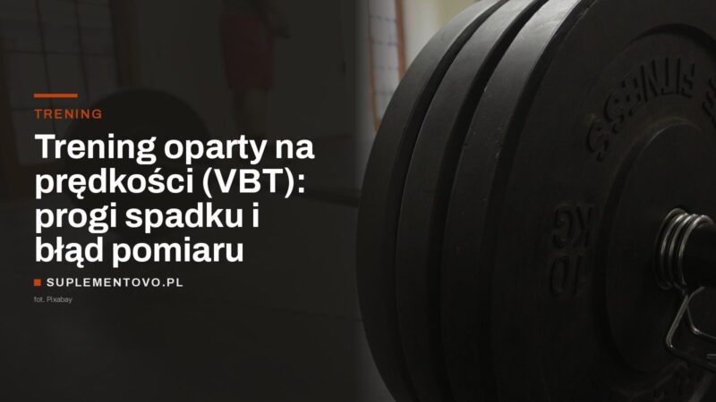 Sztanga z czarnymi krążkami 10 kg na stojaku w sali treningowej