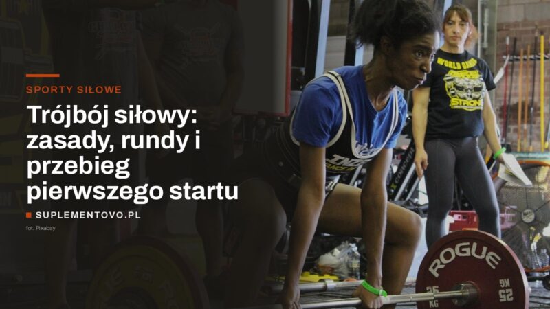 Zawodniczka w pasie trójbojowym rozpoczyna martwy ciąg na zawodach